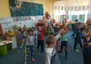 Dzieci tańczą ze wstążkami.